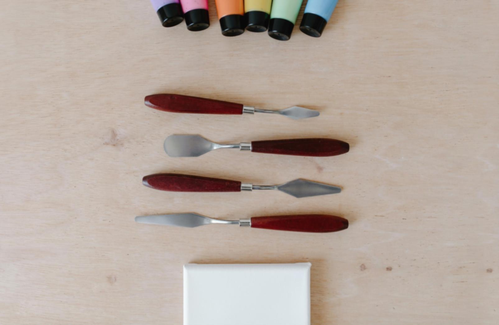Ambiente di studio artistico con tavoli condivisi e materiali da disegno